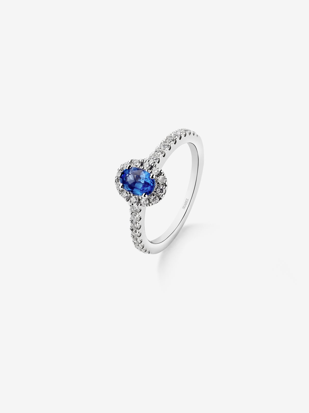 18K white gold ring with blue sapphire 0.6 cts and 28 brilliant-cut diamonds with a total of 0.39 cts