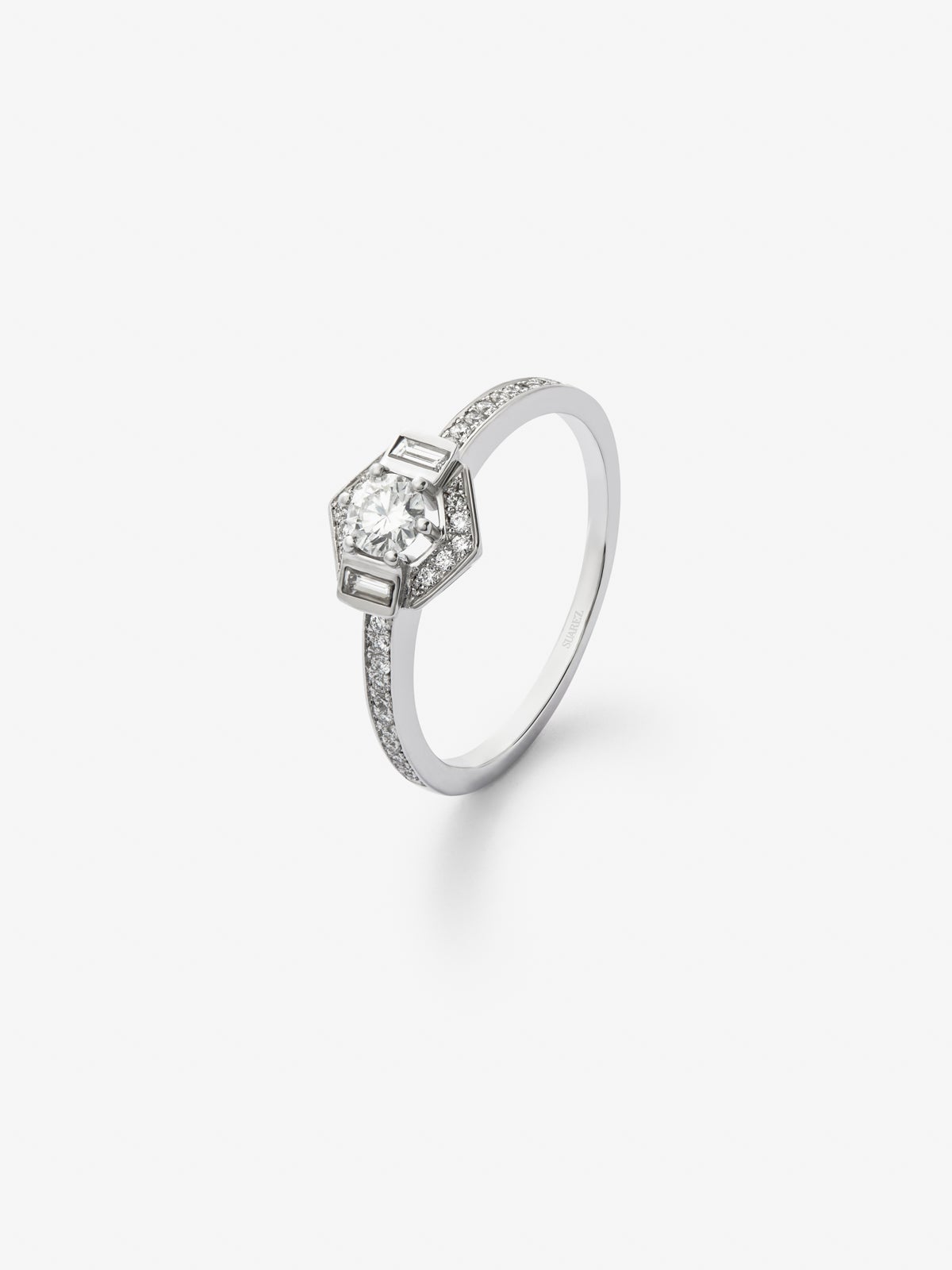 18K white gold ring with a central diamond in brilliant cut of 0.2 cts, 2 in baguette cut with a total of 0.05 cts and 38 in brilliant cut with a total of 0.12 cts